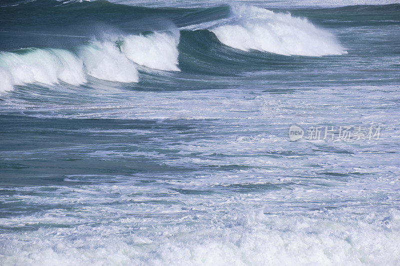 9月下旬阳光明媚的一天，康沃尔郡的纽基湾(Newquay Bay)上波涛汹涌。